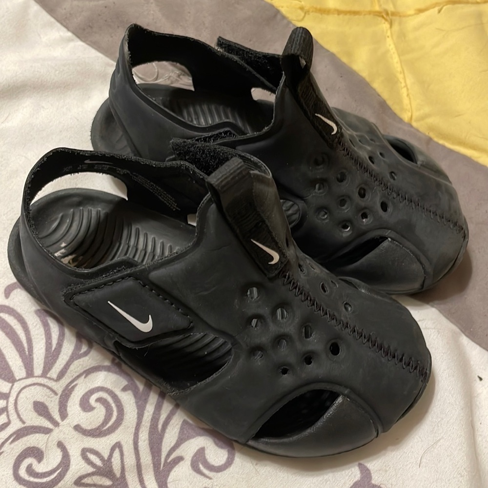 Nike sandals Velcro on both sides size 7C